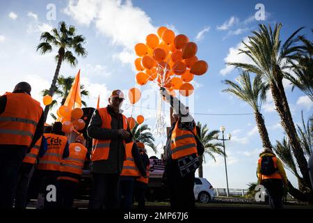 Nizza, Francia. 31st Jan, 2023. Una manifestazione contro il piano di riforma pensionistica del governo francese a Nizza, nell'ambito di una giornata di sciopero nazionale e di proteste in Francia, il 31 gennaio 2023. Photo by Shootpix/ABACAPRESS.COM Credit: Abaca Press/Alamy Live News Foto Stock