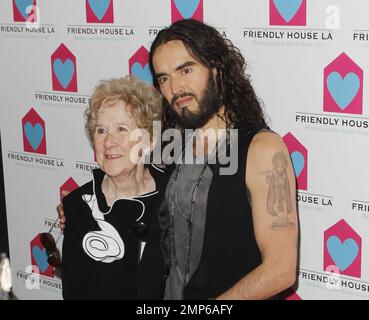 Peggy Albrecht e Russell Brand al friendly House LA Annual Awards Luncheon Gala che si tiene al Beverly Hilton Hotel di Beverly Hills, CA. 27th ottobre 2012. Foto Stock