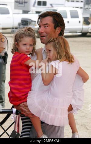 Jerry o'Connell e le sue figlie gemelle Dolly Rebecca Rose e Charlie Tamara Tulip al terzo Veuve Clicquot Polo Classic annuale tenutosi al Will Rogers state Historic Park nelle Pacific Palisades. Los Angeles, California. 6th ottobre 2012. Foto Stock