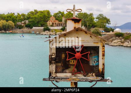 Nea Kios, Grecia - 16 ottobre 2011: Vista di un memoriale della kandilakia nella regione dell'Argolide, Peloponneso, Grecia Foto Stock