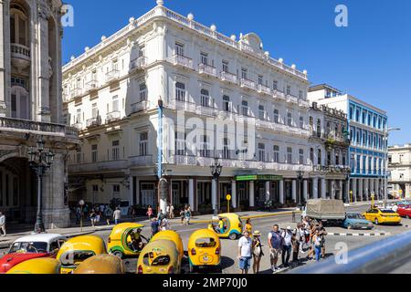 Taxi gialli Coco tuk tuk fuori Hotel Inglaterra, Paseo de Marti, Central Havana Foto Stock