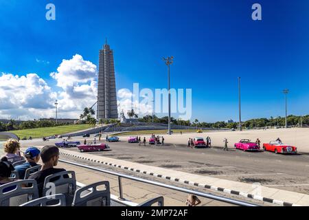 Jose Marti Memorial e Plaza de le Revolution, Vedado, l'Avana dalla cima del bus turistico, Cuba Foto Stock