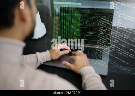 Programmatore, uomo e laptop che codificano su ologramma, sviluppo di software o cloud computing. Ingegnere IT, server overlay e codice del computer del sito web Foto Stock