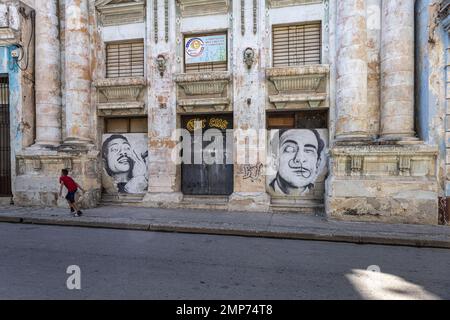 Facciata del vecchio teatro ora utilizzato da Cirabana Circus a l'Avana Vecchia, l'Avana, Cuba Foto Stock