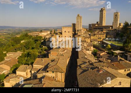 Fotografia del drone della vecchia città italiana di san gimignano durante il giorno d'estate Foto Stock