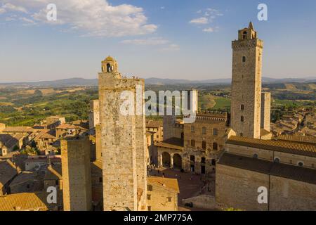 Fotografia del drone della vecchia città italiana di san gimignano durante il giorno d'estate Foto Stock