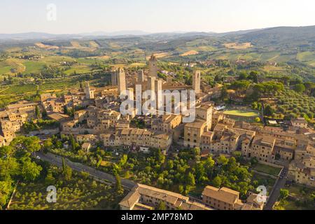 Fotografia del drone della vecchia città italiana di san gimignano durante il giorno d'estate Foto Stock