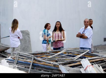 Alex Rodriguez e Cameron Diaz verificare i progressi di costruzione sul suo nuovo nido d'amore lungomare. I due, Uniti da un gruppo di familiari e amici, cercavano di avere un buon tempo insieme mentre si interrogavano sui terreni della tenuta. I rapporti recenti indicano che i due possono spaccarsi in su, ma hanno osservato molto una coppia felice oggi dopo che riferito assistere ai premi di film di MTV dopo il partito alla CASA SoHo de LA. Miami Beach, Florida. 6/6/11. Foto Stock