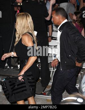 La star di New York Yankee, Alex Rodriguez, è stata vista con la sua ragazza, la star della WWE Torrie Wilson, al WWE WrestleMania 28 Main Event tenutosi al Sun Life Stadium dei Miami Dolphins. La coppia che ha iniziato a datare lo scorso dicembre sembrava avere un grande momento e sono stati anche comparsi sul jumbotron degli stadi. Miami, Florida. 1st aprile 2012. Foto Stock