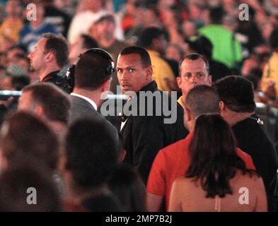 La star di New York Yankee, Alex Rodriguez, è stata vista con la sua ragazza, la star della WWE Torrie Wilson, al WWE WrestleMania 28 Main Event tenutosi al Sun Life Stadium dei Miami Dolphins. La coppia che ha iniziato a datare lo scorso dicembre sembrava avere un grande momento e sono stati anche comparsi sul jumbotron degli stadi. Miami, Florida. 1st aprile 2012. Foto Stock