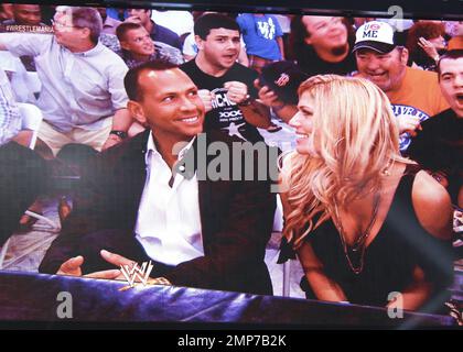 La star di New York Yankee, Alex Rodriguez, è stata vista con la sua ragazza, la star della WWE Torrie Wilson, al WWE WrestleMania 28 Main Event tenutosi al Sun Life Stadium dei Miami Dolphins. La coppia che ha iniziato a datare lo scorso dicembre sembrava avere un grande momento e sono stati anche comparsi sul jumbotron degli stadi. Miami, Florida. 1st aprile 2012. Foto Stock