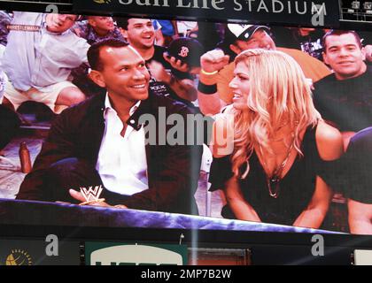 La star di New York Yankee, Alex Rodriguez, è stata vista con la sua ragazza, la star della WWE Torrie Wilson, al WWE WrestleMania 28 Main Event tenutosi al Sun Life Stadium dei Miami Dolphins. La coppia che ha iniziato a datare lo scorso dicembre sembrava avere un grande momento e sono stati anche comparsi sul jumbotron degli stadi. Miami, Florida. 1st aprile 2012. Foto Stock