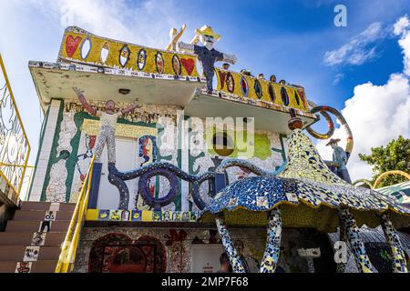 Pareti piastrellate e sculture in studio di officina di Jose Fuster a Fusterlandia, Jaimanitas, Havana, Cuba Foto Stock