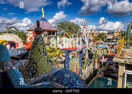 Pareti piastrellate e sculture in studio di officina di Jose Fuster a Fusterlandia, Jaimanitas, Havana, Cuba Foto Stock