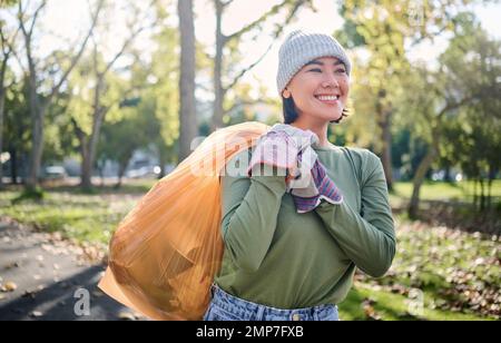 Borsa di plastica, parco e pulizia delle donne in ecocompatibile, cambiamento climatico o progetto di servizio comunitario per il volontariato. Spazzatura, riciclaggio e no profit o. Foto Stock