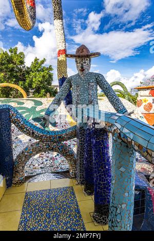 Pareti piastrellate e sculture in studio di officina di Jose Fuster a Fusterlandia, Jaimanitas, Havana, Cuba Foto Stock