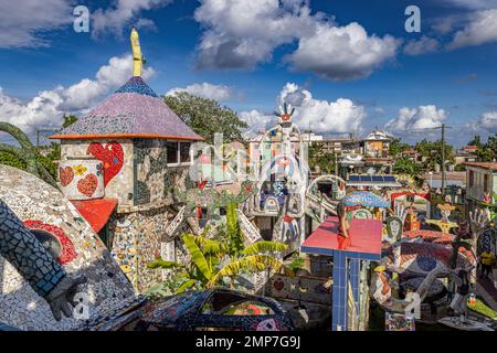 Pareti piastrellate e sculture in studio di officina di Jose Fuster a Fusterlandia, Jaimanitas, Havana, Cuba Foto Stock