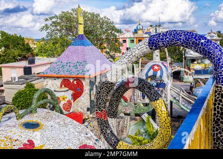 Pareti piastrellate e sculture in studio di officina di Jose Fuster a Fusterlandia, Jaimanitas, Havana, Cuba Foto Stock