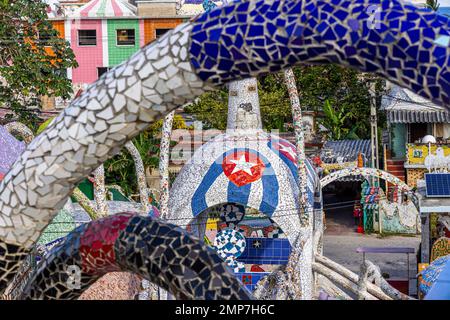 Pareti piastrellate e sculture in studio di officina di Jose Fuster a Fusterlandia, Jaimanitas, Havana, Cuba Foto Stock