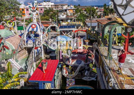 Pareti piastrellate e sculture in studio di officina di Jose Fuster a Fusterlandia, Jaimanitas, Havana, Cuba Foto Stock