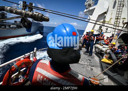 Un ugello carburante viene portato più vicino al punto di collegamento a bordo della Guardia Costiera statunitense Cutter Midgett (WMSL 757) durante un'evoluzione del rifornimento nel Mar Cinese Meridionale, 11 ottobre 2022. L'equipaggio del Midgett è in un dispiegamento di diversi mesi per promuovere un libero e aperto Indo-Pacific. Foto Stock