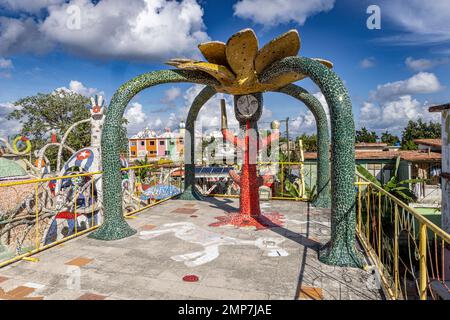 Pareti piastrellate e sculture in studio di officina di Jose Fuster a Fusterlandia, Jaimanitas, Havana, Cuba Foto Stock