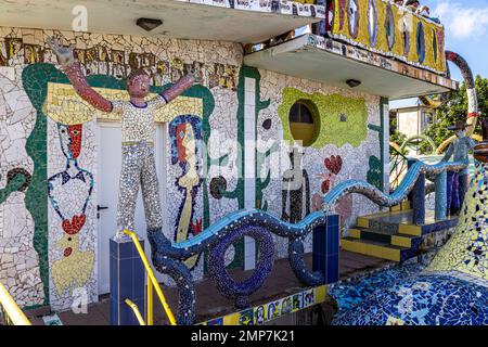Pareti piastrellate e sculture in studio di officina di Jose Fuster a Fusterlandia, Jaimanitas, Havana, Cuba Foto Stock