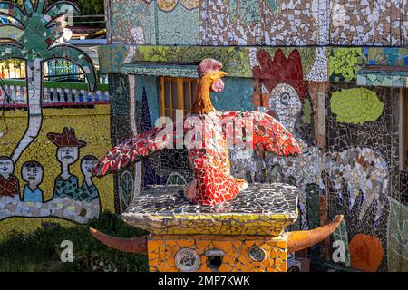 Pareti piastrellate e sculture in studio di officina di Jose Fuster a Fusterlandia, Jaimanitas, Havana, Cuba Foto Stock
