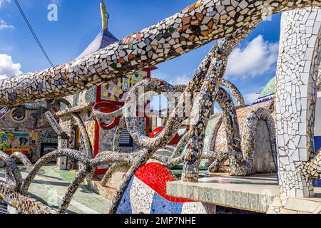 Pareti piastrellate e sculture in studio di officina di Jose Fuster a Fusterlandia, Jaimanitas, Havana, Cuba Foto Stock