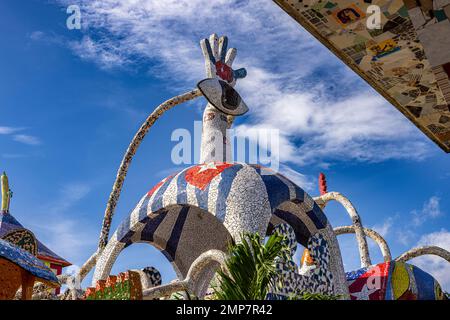 Pareti piastrellate e sculture in studio di officina di Jose Fuster a Fusterlandia, Jaimanitas, Havana, Cuba Foto Stock