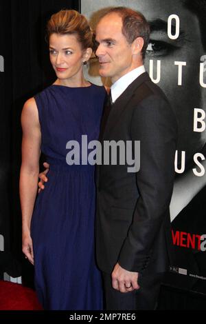 Michael Kelly alla prima di 'The Adjustment Bureau' tenutasi al Teatro Ziegfeld di New York, 2/14/11. Foto Stock