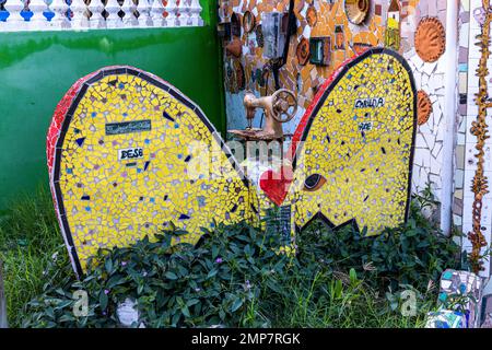 Pareti piastrellate e sculture in studio di officina di Jose Fuster a Fusterlandia, Jaimanitas, Havana, Cuba Foto Stock