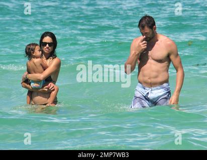 Adriana Lima, la figlia Valentina e il marito Marko Jaric si divertono nel surf a Miami Beach, Florida, 31st luglio 2011. Foto Stock