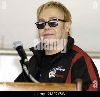 Sir Elton John co-presiede l'Advanta WTT Smash Hits alla Kennesaw state University. Andy Roddick ha condotto il Team Elton John ad una vittoria del 23-16 sul Team Billie Jean nell'Advanta WTT Smash Hits della Kennesaw state University. L'evento, co-ospitato da John e Billie Jean King, ha raccolto $400.000 dollari per le associazioni di beneficenza contro l'HIV/AIDS. Tra gli altri partecipanti alla manifestazione vi sono Anna Kournikova, Martina Navratilova, Jesse Levine e Melanie Oudin. In occasione di una pre-partita, più di $171.000 del totale dell'evento sono stati raccolti come King, John e i giocatori hanno partecipato a un'asta dal vivo. Gli articoli principali erano due pacchetti di Wimbledon w Foto Stock