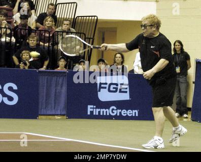 Sir Elton John co-presiede l'Advanta WTT Smash Hits alla Kennesaw state University. Andy Roddick ha condotto il Team Elton John ad una vittoria del 23-16 sul Team Billie Jean nell'Advanta WTT Smash Hits della Kennesaw state University. L'evento, co-ospitato da John e Billie Jean King, ha raccolto $400.000 dollari per le associazioni di beneficenza contro l'HIV/AIDS. Tra gli altri partecipanti alla manifestazione vi sono Anna Kournikova, Martina Navratilova, Jesse Levine e Melanie Oudin. In occasione di una pre-partita, più di $171.000 del totale dell'evento sono stati raccolti come King, John e i giocatori hanno partecipato a un'asta dal vivo. Gli articoli principali erano due pacchetti di Wimbledon w Foto Stock