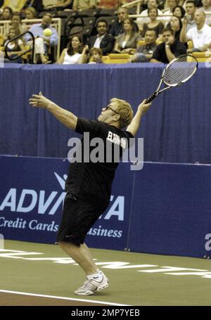 Sir Elton John co-presiede l'Advanta WTT Smash Hits alla Kennesaw state University. Andy Roddick ha condotto il Team Elton John ad una vittoria del 23-16 sul Team Billie Jean nell'Advanta WTT Smash Hits della Kennesaw state University. L'evento, co-ospitato da John e Billie Jean King, ha raccolto $400.000 dollari per le associazioni di beneficenza contro l'HIV/AIDS. Tra gli altri partecipanti alla manifestazione vi sono Anna Kournikova, Martina Navratilova, Jesse Levine e Melanie Oudin. In occasione di una pre-partita, più di $171.000 del totale dell'evento sono stati raccolti come King, John e i giocatori hanno partecipato a un'asta dal vivo. Gli articoli principali erano due pacchetti di Wimbledon w Foto Stock