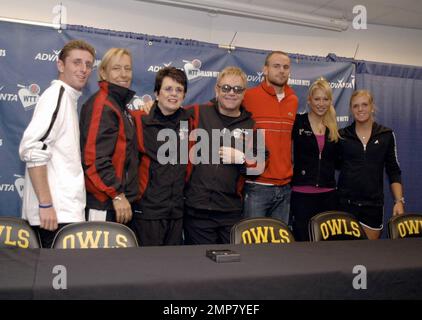 Martina Navratilova, Billie Jean King, Sir Elton John, Andy Roddick e Anna Kournikova partecipano all'Advanta WTT Smash Hits della Kennesaw state University. Andy Roddick ha condotto il Team Elton John ad una vittoria del 23-16 sul Team Billie Jean nel torneo. L'evento, co-ospitato da Elton John e Billie Jean King, ha raccolto $400.000 dollari per le associazioni di beneficenza contro l'HIV/AIDS. In occasione di una pre-partita, più di $171.000 del totale dell'evento sono stati raccolti come King, John e i giocatori hanno partecipato a un'asta dal vivo. Gli articoli principali erano due pacchetti Wimbledon con i posti personali del tribunale del centro del Billie Jean King che hanno venduto per $21,00 Foto Stock