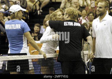 Sir Elton John co-presiede l'Advanta WTT Smash Hits alla Kennesaw state University. Andy Roddick ha condotto il Team Elton John ad una vittoria del 23-16 sul Team Billie Jean nell'Advanta WTT Smash Hits della Kennesaw state University. L'evento, co-ospitato da John e Billie Jean King, ha raccolto $400.000 dollari per le associazioni di beneficenza contro l'HIV/AIDS. Tra gli altri partecipanti alla manifestazione vi sono Anna Kournikova, Martina Navratilova, Jesse Levine e Melanie Oudin. In occasione di una pre-partita, più di $171.000 del totale dell'evento sono stati raccolti come King, John e i giocatori hanno partecipato a un'asta dal vivo. Gli articoli principali erano due pacchetti di Wimbledon w Foto Stock