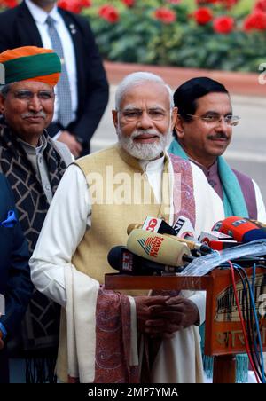 Il primo ministro indiano Narendra modi si rivolge ai media il primo giorno della sessione di bilancio del Parlamento, a Nuova Delhi. Foto Stock