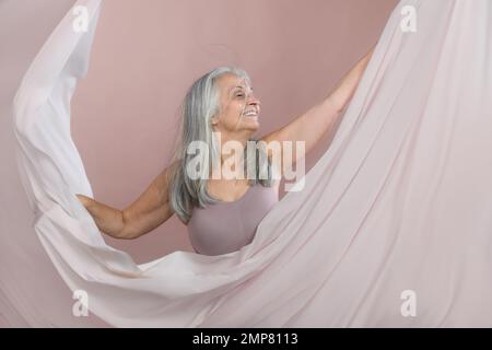 Ritratto di donna anziana sorridente in studio. Foto Stock