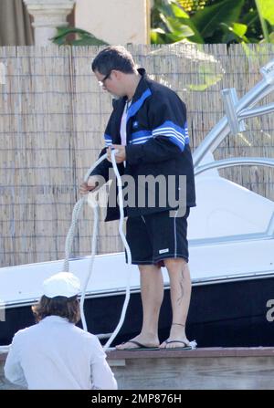 ESCLUSIVO!! Il cantautore e musicista spagnolo Alejandro Sanz dà agli amici una mano nell'attracco della loro barca al suo palazzo sul lungomare a Miami. Più tardi Sanz ha partecipato alla sfilata di moda Yves Saint Laurent Cruise Collection 2011 presentata da Vogue tenutasi alla Casa de Suenos. Durante la sua carriera Sanz ha vinto un totale di 15 Latin Grammy Awards e 2 Grammy Awards. Tra i suoi amici c'erano i tennisti Fernando Verdasco e Feliciano Lopez. Miami Beach, Florida 12/4/10 Foto Stock