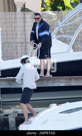 ESCLUSIVO!! Il cantautore e musicista spagnolo Alejandro Sanz dà agli amici una mano nell'attracco della loro barca al suo palazzo sul lungomare a Miami. Più tardi Sanz ha partecipato alla sfilata di moda Yves Saint Laurent Cruise Collection 2011 presentata da Vogue tenutasi alla Casa de Suenos. Durante la sua carriera Sanz ha vinto un totale di 15 Latin Grammy Awards e 2 Grammy Awards. Tra i suoi amici c'erano i tennisti Fernando Verdasco e Feliciano Lopez. Miami Beach, Florida 12/4/10 Foto Stock