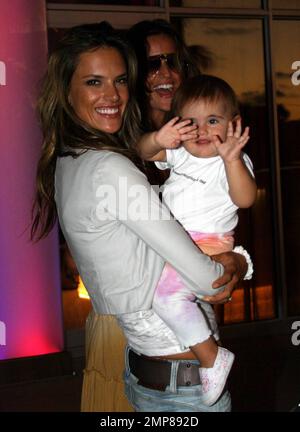 L'angelo Segreto di Victoria, supermodella Alessandra Ambrosio posa per le foto mentre lascia il suo hotel di lusso con il suo bambino, Anja, che era molto giocoso, colpendo le sue proprie pose per la macchina fotografica. Miami Beach, Florida. 10/8/09. Foto Stock