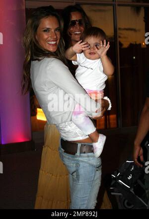 L'angelo Segreto di Victoria, supermodella Alessandra Ambrosio posa per le foto mentre lascia il suo hotel di lusso con il suo bambino, Anja, che era molto giocoso, colpendo le sue proprie pose per la macchina fotografica. Miami Beach, Florida. 10/8/09. Foto Stock