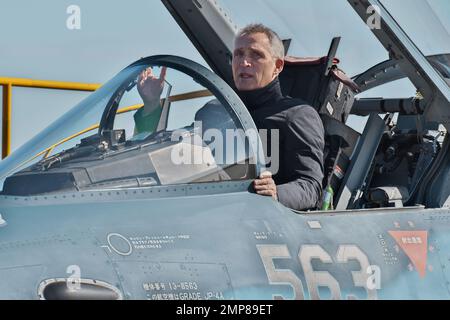 Iruma, Giappone. 31st Jan, 2023. Il Segretario Generale della NATO Jens Stoltenberg siede nell'abitacolo del combattente F-2 presso la base aerea di Iruma nella prefettura di Saitama, Giappone, martedì 31 gennaio 2023. Foto di Keizo Mori/UPI Credit: UPI/Alamy Live News Foto Stock