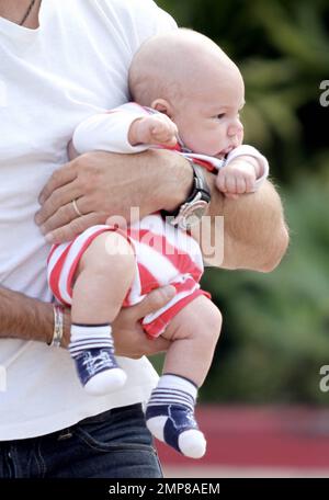 - Supermodel Alessandra Ambrosio indossa un maglione a forma di stella mentre passa la giornata con la sua famiglia, la fiance Jamie Mazur e il nuovo figlio Noah Phoenix, al Lumberyard Mall di Malibu, California. 4th luglio 2012. . Foto Stock