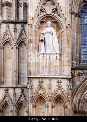 Statua della regina Elisabetta II che segna il suo Giubileo di platino svelato il 9 novembre 2022 da re Carlo III a York Minster in York Inghilterra Foto Stock