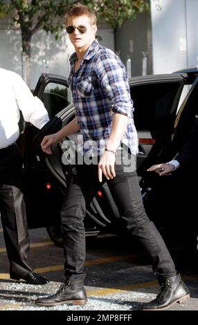 Alexander Ludwig, star dell'attesissimo film "The Hunger Games", è stato visto arrivare al centro commerciale Grove per la firma di un libro a Barnes and Nobles. Ludwig insieme al resto del cast sono stati impegnati a promuovere il film che viene rilasciato a mezzanotte stasera. Los Angeles, California. 22nd marzo 2012. Foto Stock