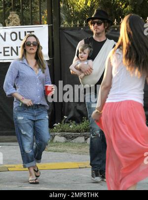 L'attrice Alicia Silverston insieme al marito Christopher Jarecki e al figlio di 11 mesi Bear Blu è stata avvistata al Coachella Music Festival 2012. Alicia indossava un top blu con jeans blu arrotolati e infradito mentre Christopher portava il figlio in una fionda. L'elegante Bear Blu è stato visto indossando le cuffie. Indio, California. 21st aprile 2012. Foto Stock