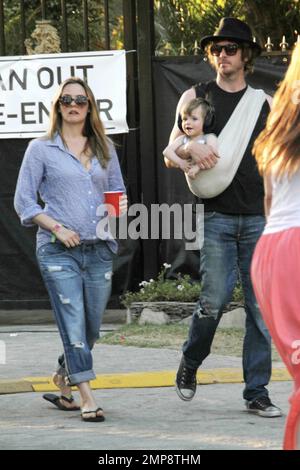 L'attrice Alicia Silverston insieme al marito Christopher Jarecki e al figlio di 11 mesi Bear Blu è stata avvistata al Coachella Music Festival 2012. Alicia indossava un top blu con jeans blu arrotolati e infradito mentre Christopher portava il figlio in una fionda. L'elegante Bear Blu è stato visto indossando le cuffie. Indio, California. 21st aprile 2012. Foto Stock